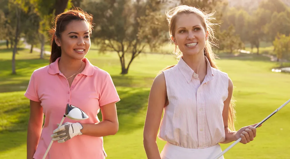 Apa yang Dikenakan Wanita untuk Bermain Golf? Ide Pakaian