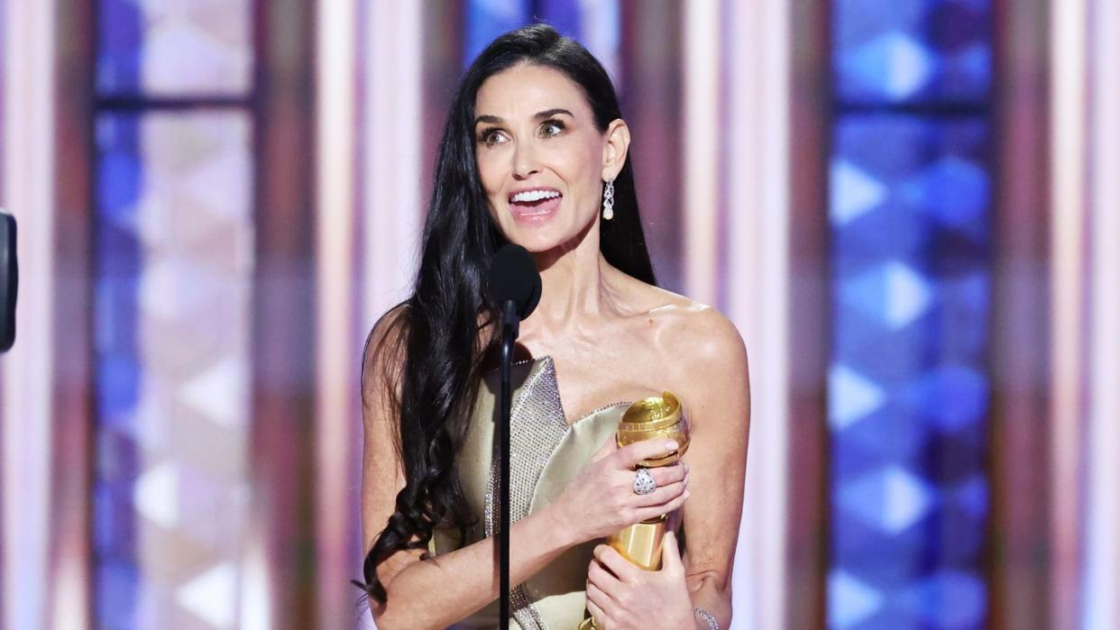 Demi Moore Ungkap Dirinya Berjalan ke Golden Globes 2025  dalam Gaun Metalik dan Sepatu Hak Tinggi Buatannya!