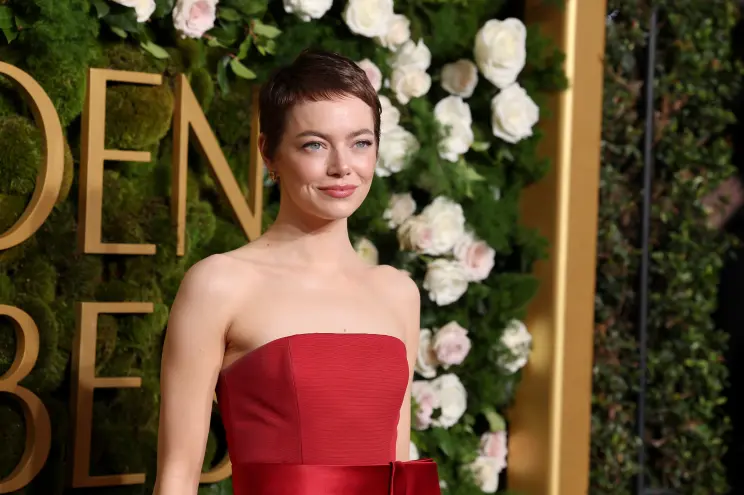 Emma Stone Tampil Dramatis dengan Potongan Rambut Pixie